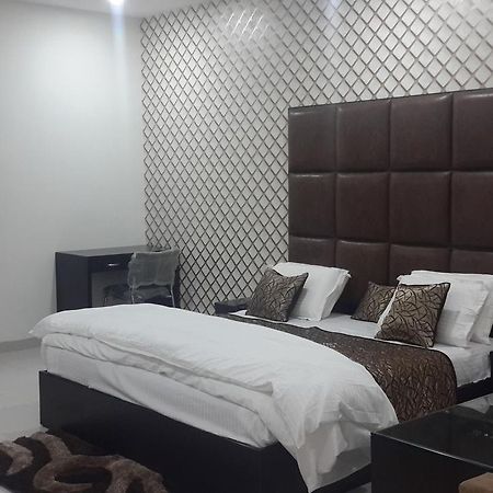 Hotel Mandakini Lush Kanpur Esterno foto