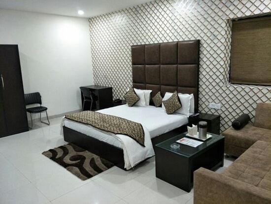 Hotel Mandakini Lush Kanpur Esterno foto