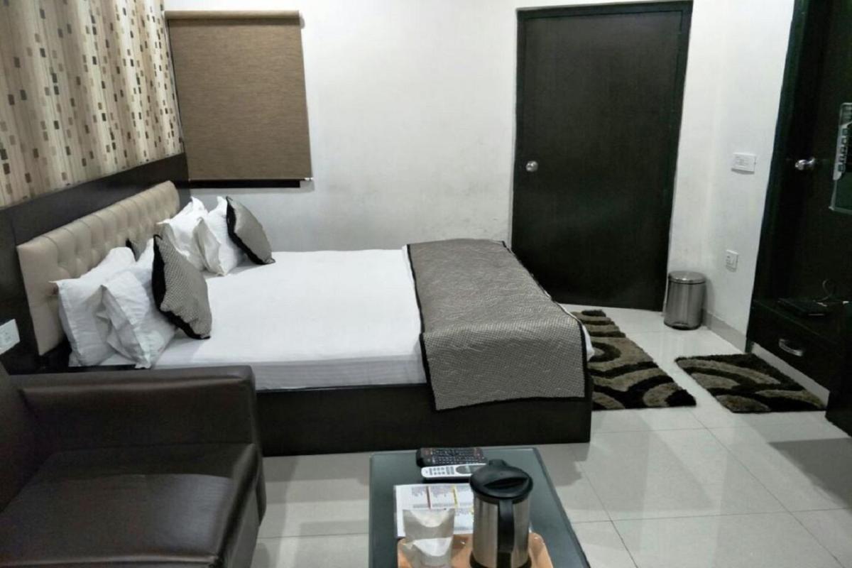 Hotel Mandakini Lush Kanpur Esterno foto