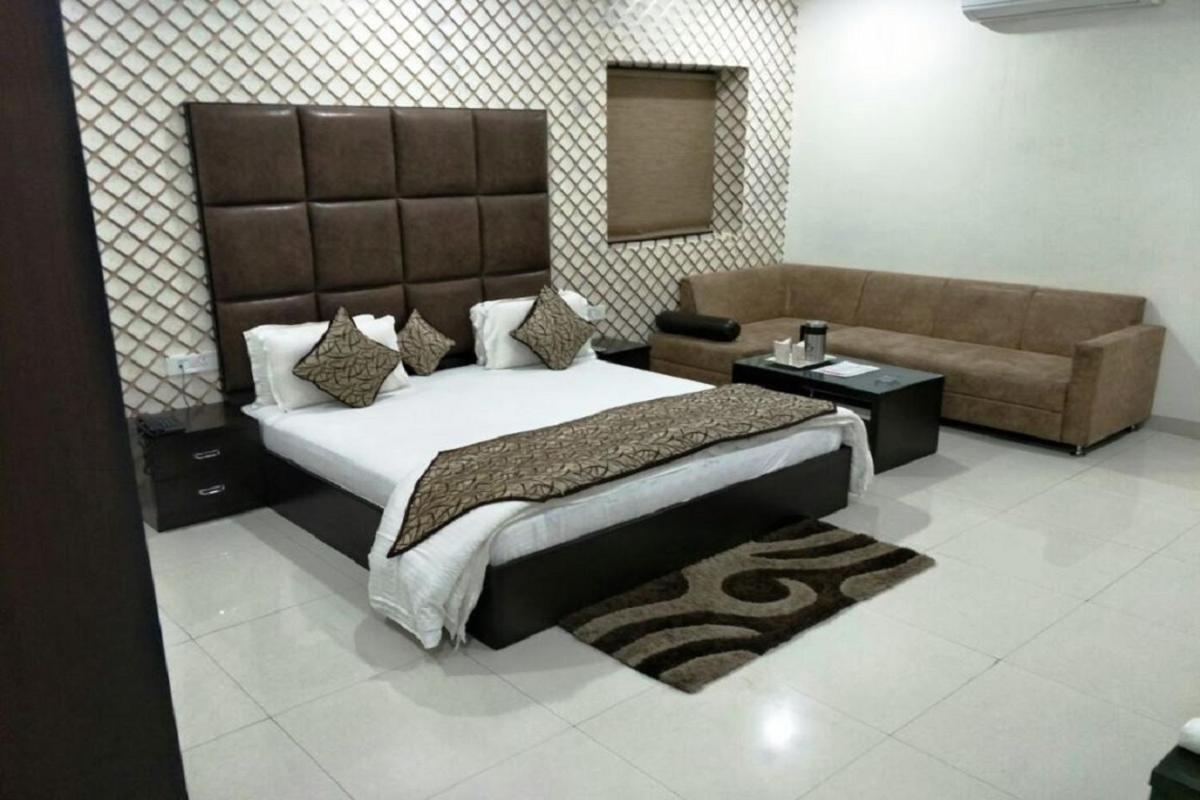 Hotel Mandakini Lush Kanpur Esterno foto