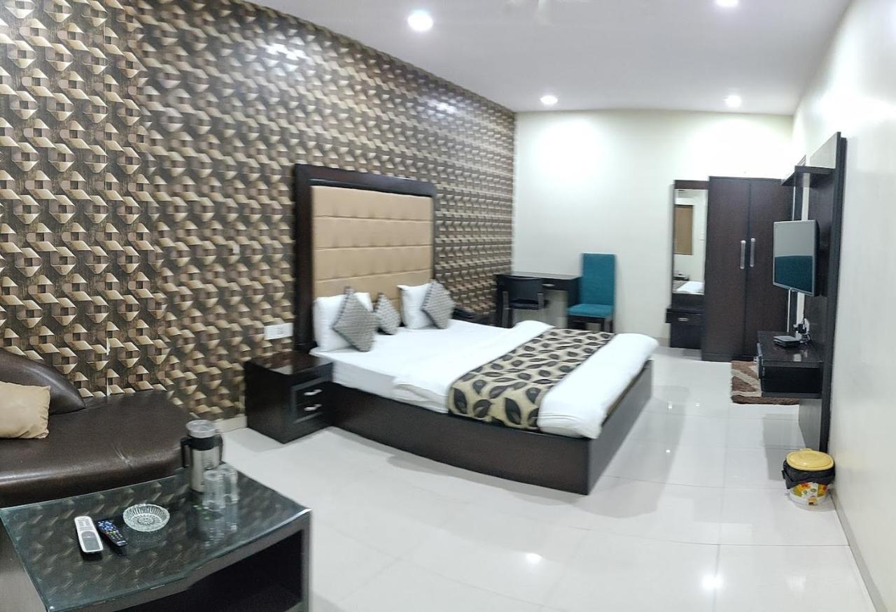 Hotel Mandakini Lush Kanpur Esterno foto