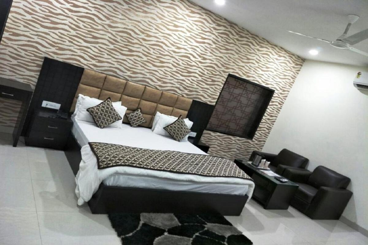 Hotel Mandakini Lush Kanpur Esterno foto