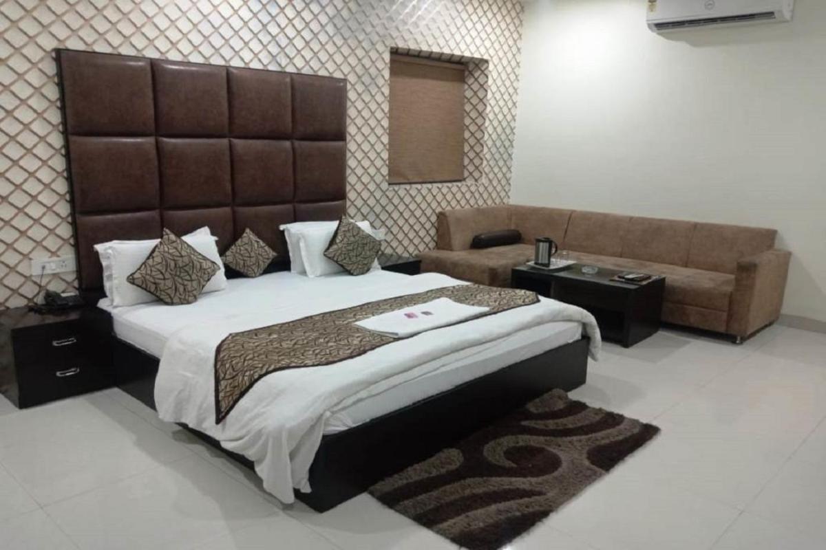 Hotel Mandakini Lush Kanpur Esterno foto