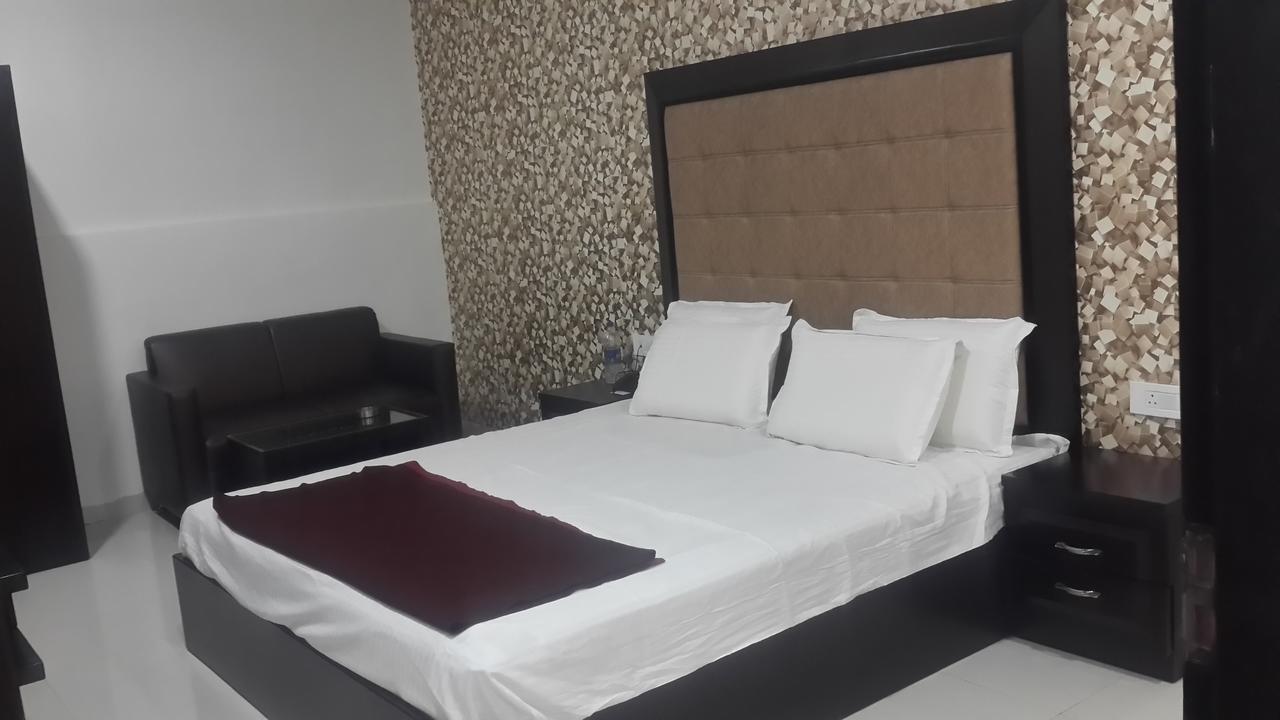 Hotel Mandakini Lush Kanpur Esterno foto