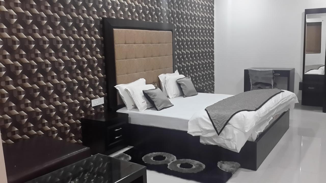 Hotel Mandakini Lush Kanpur Esterno foto