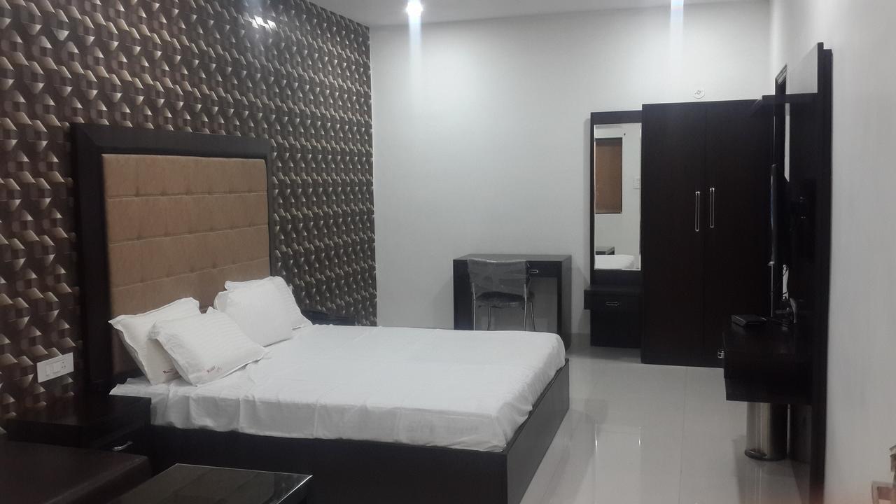Hotel Mandakini Lush Kanpur Esterno foto