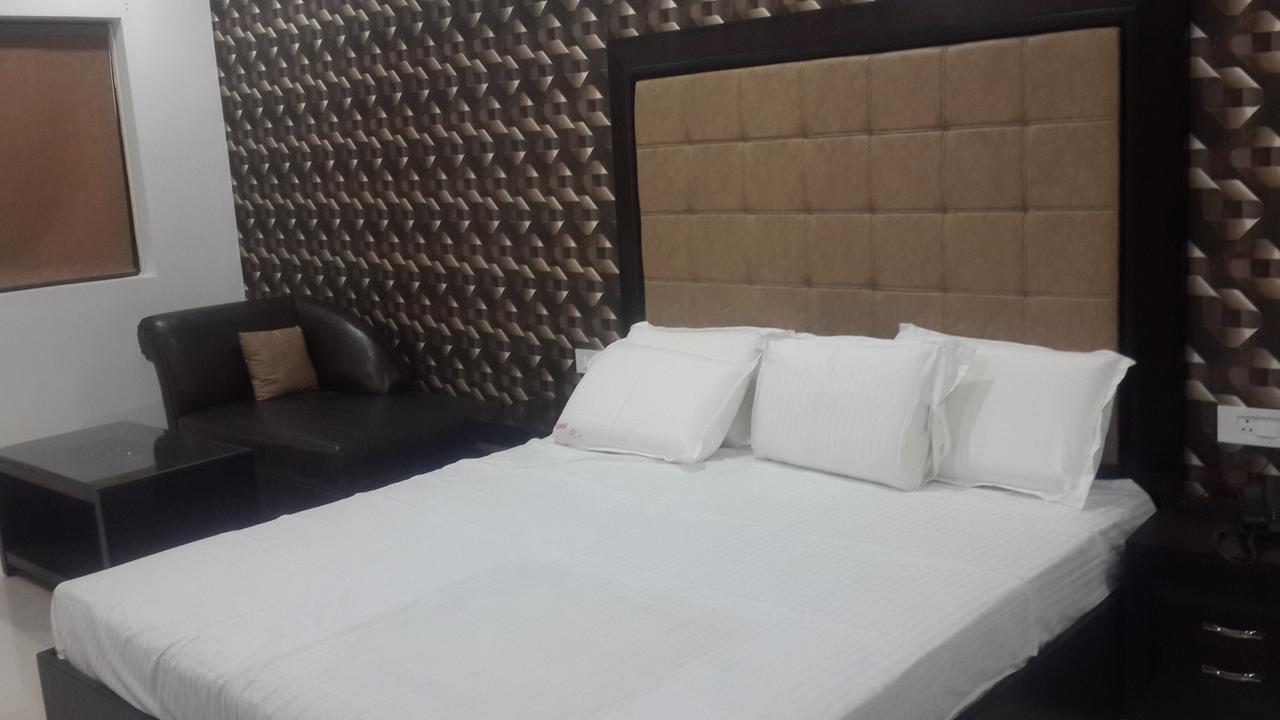 Hotel Mandakini Lush Kanpur Esterno foto