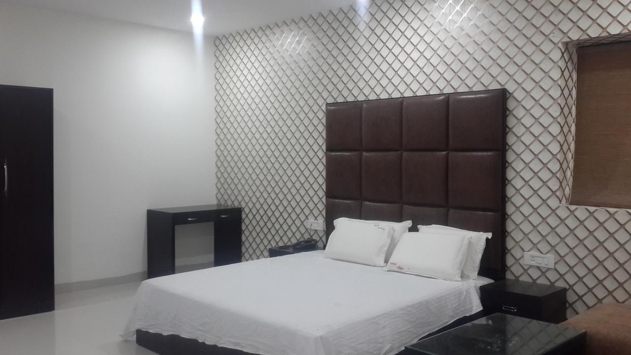 Hotel Mandakini Lush Kanpur Esterno foto