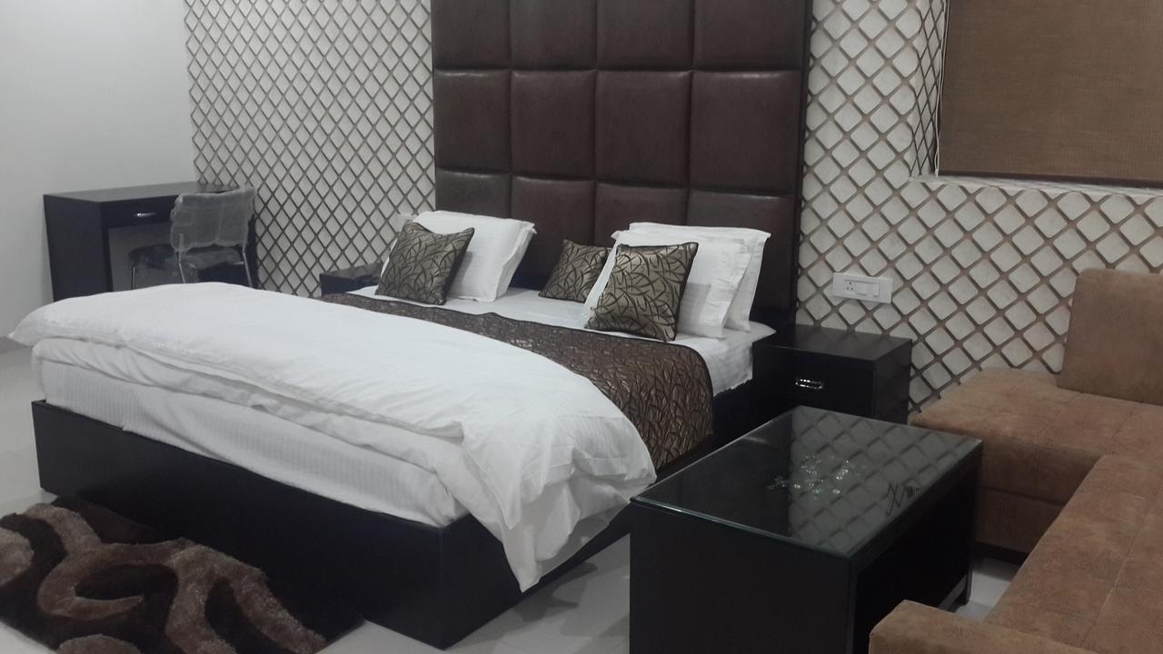Hotel Mandakini Lush Kanpur Esterno foto