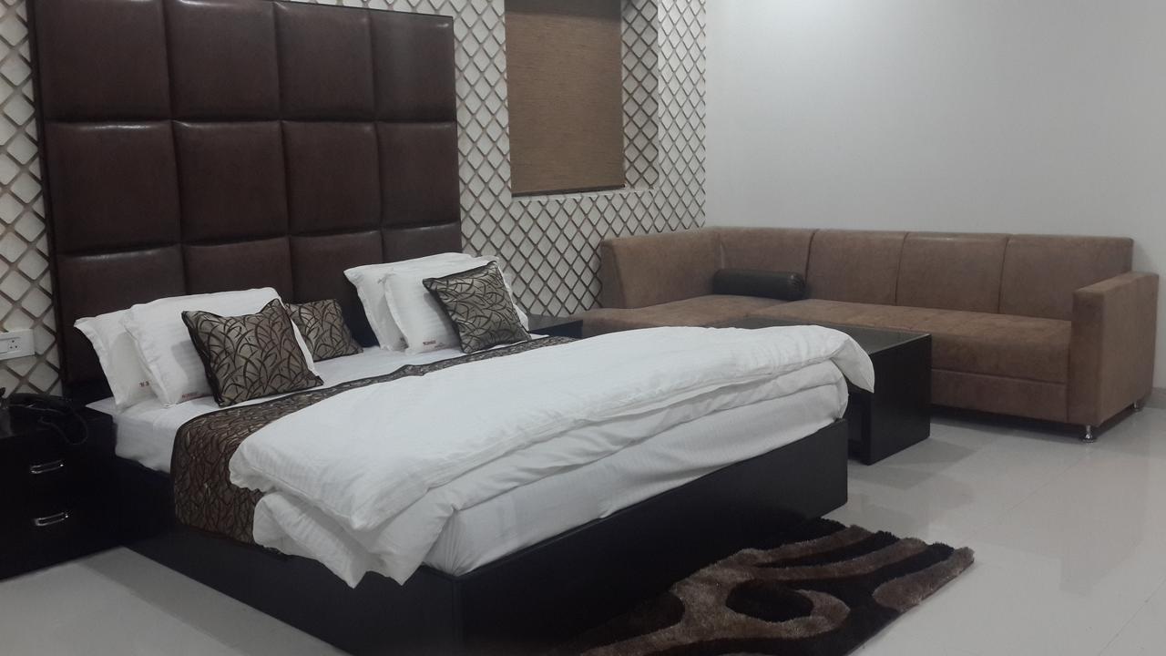 Hotel Mandakini Lush Kanpur Esterno foto