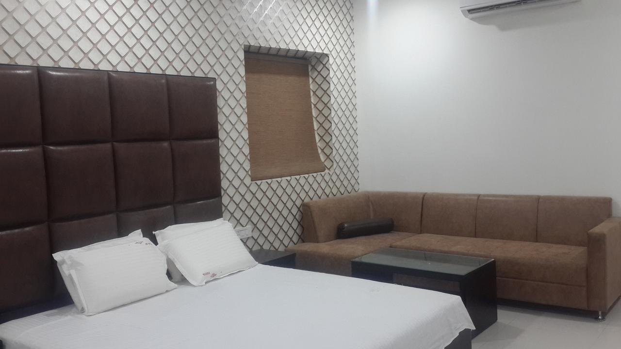 Hotel Mandakini Lush Kanpur Esterno foto